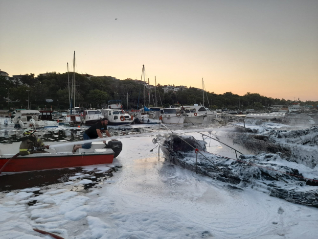 Avcılar limanında 7 tekne yandı